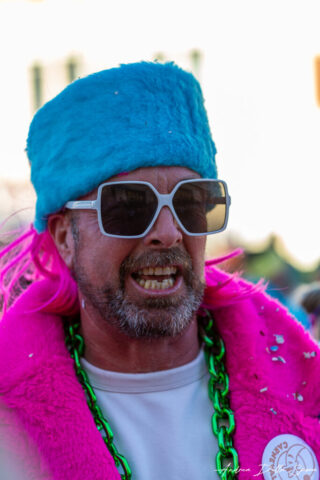Primo piano di una maschera colorata durante la sfilata del Carnevale di Viareggio