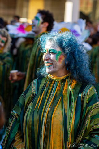 Primo piano di una maschera colorata durante la sfilata del Carnevale di Viareggio