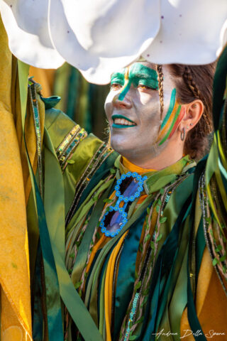 Primo piano di una maschera colorata durante la sfilata del Carnevale di Viareggio