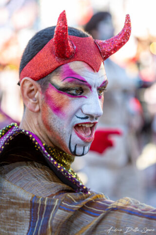 Primo piano di una maschera colorata durante la sfilata del Carnevale di Viareggio