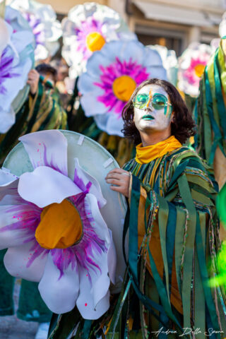 Primo piano di una maschera colorata durante la sfilata del Carnevale di Viareggio