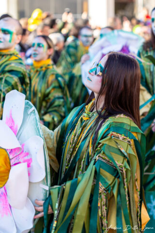 Primo piano di una maschera colorata durante la sfilata del Carnevale di Viareggio