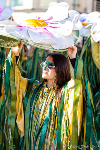 Primo piano di una maschera colorata durante la sfilata del Carnevale di Viareggio