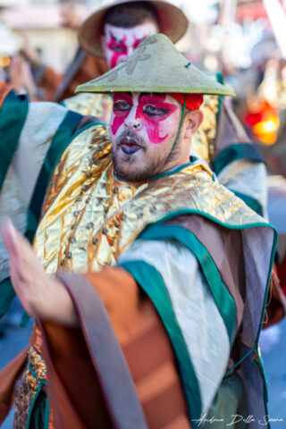 Primo piano di una maschera colorata durante la sfilata del Carnevale di Viareggio