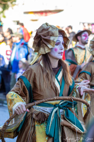 Primo piano di una maschera colorata durante la sfilata del Carnevale di Viareggio
