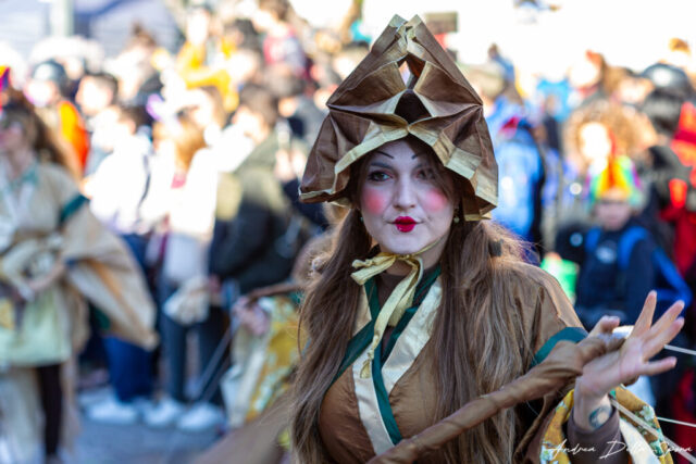 Primo piano di una maschera colorata durante la sfilata del Carnevale di Viareggio