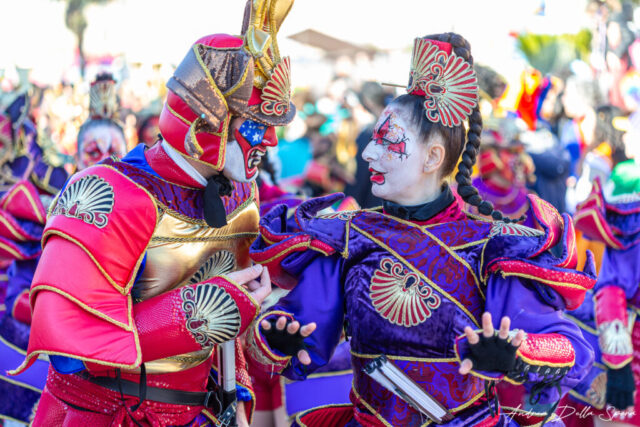 Primo piano di una maschera colorata durante la sfilata del Carnevale di Viareggio