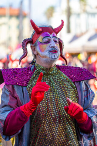Primo piano di una maschera colorata durante la sfilata del Carnevale di Viareggio