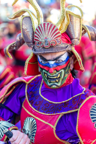 Primo piano di una maschera colorata durante la sfilata del Carnevale di Viareggio