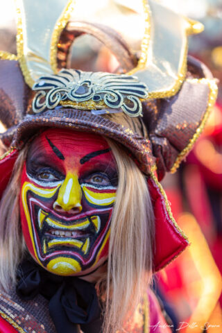 Primo piano di una maschera colorata durante la sfilata del Carnevale di Viareggio