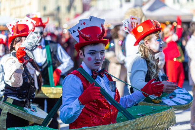 Primo piano di una maschera colorata durante la sfilata del Carnevale di Viareggio