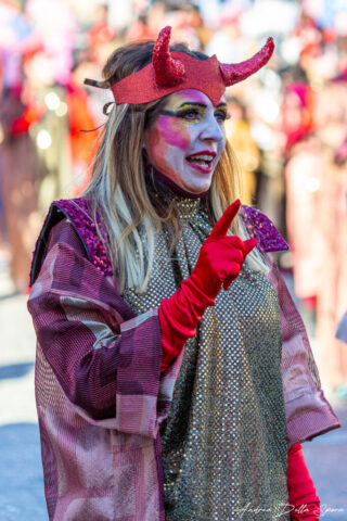 Primo piano di una maschera colorata durante la sfilata del Carnevale di Viareggio