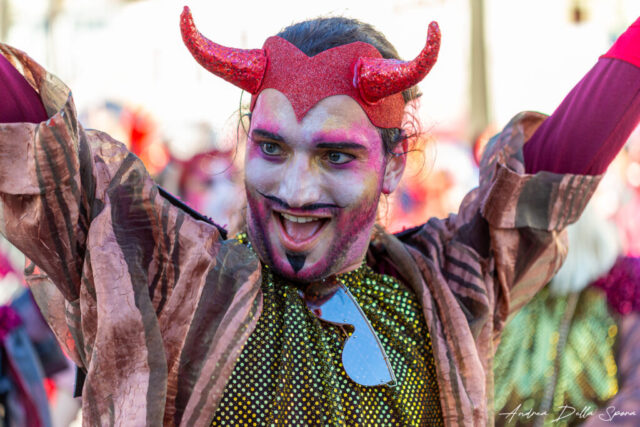 Primo piano di una maschera colorata durante la sfilata del Carnevale di Viareggio