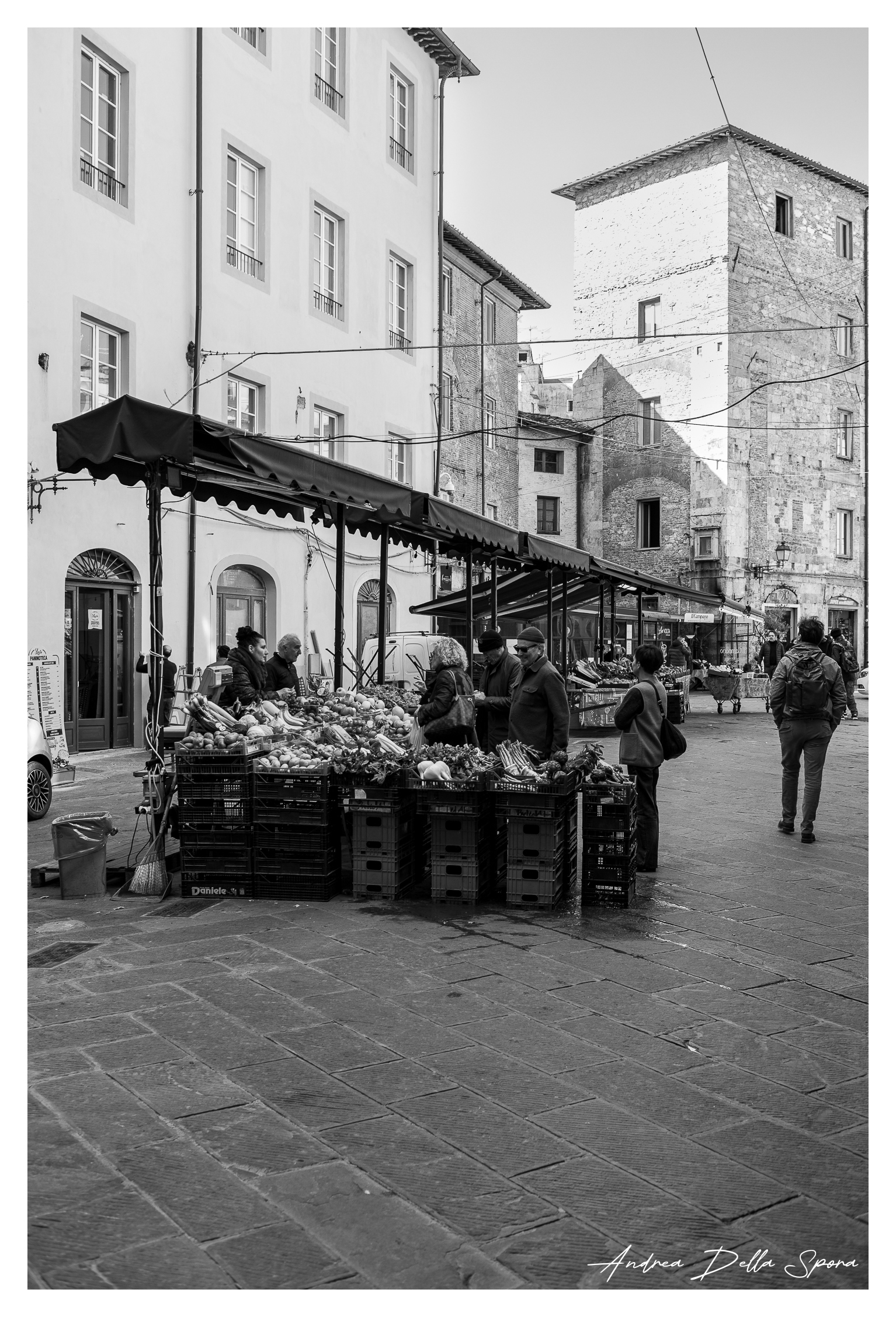 Mercato di Piazza Sant’Omobono: il cuore antico di Pisa in bianco e nero