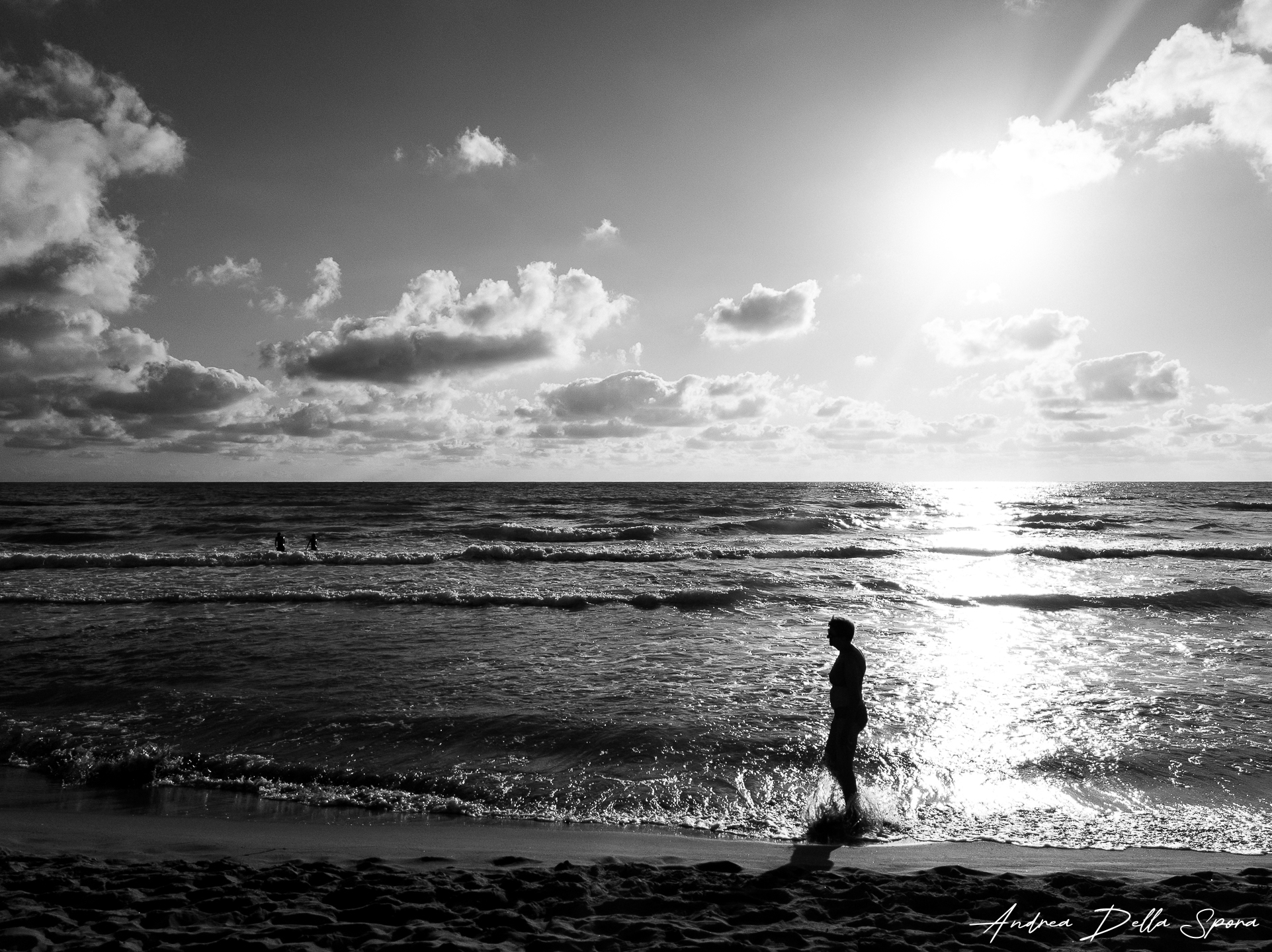 Controluce sulla battigia: la potenza del bianco e nero in una foto di spiaggia