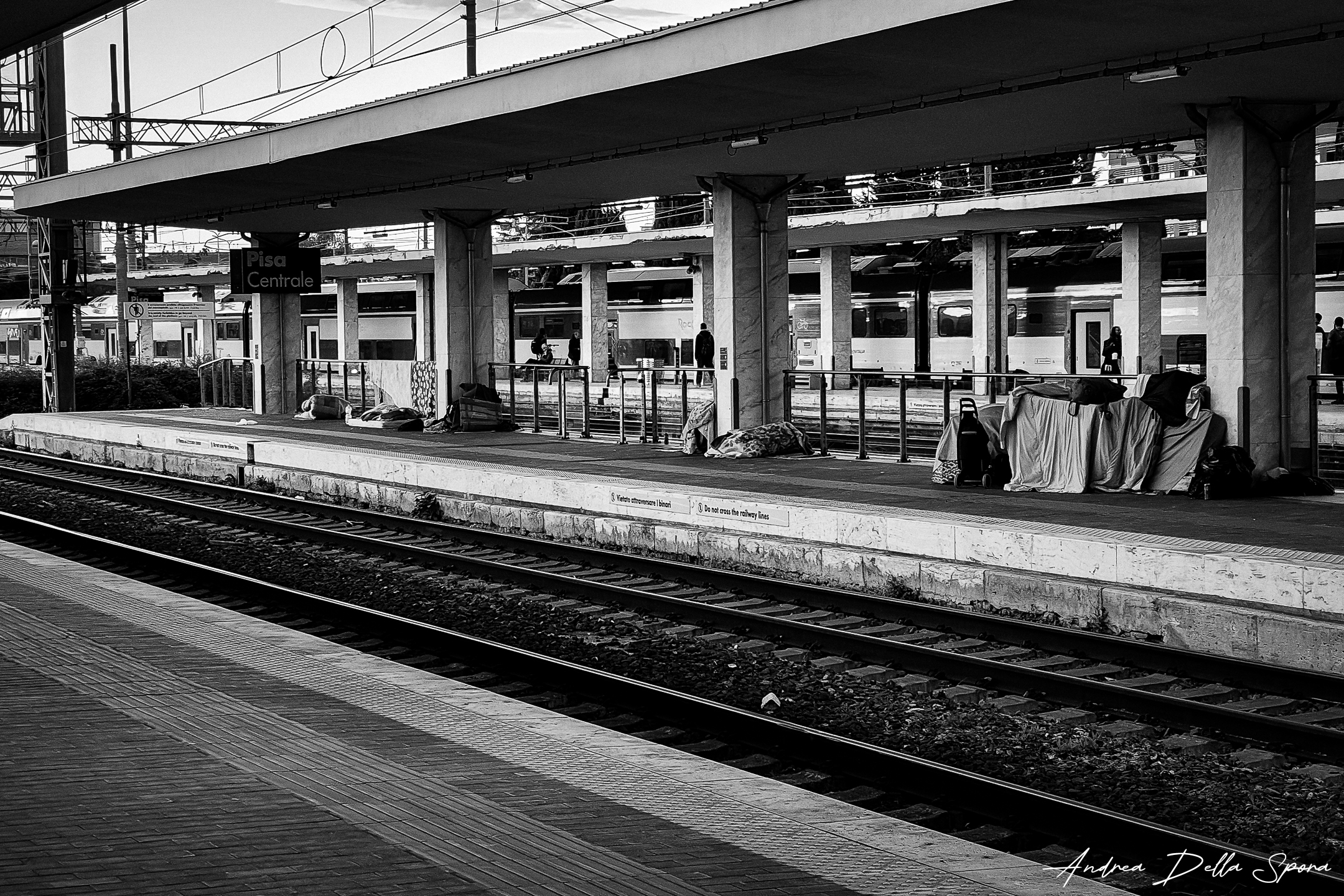 Senzatetto alla stazione di Pisa Centrale: vite ai margini dei binari