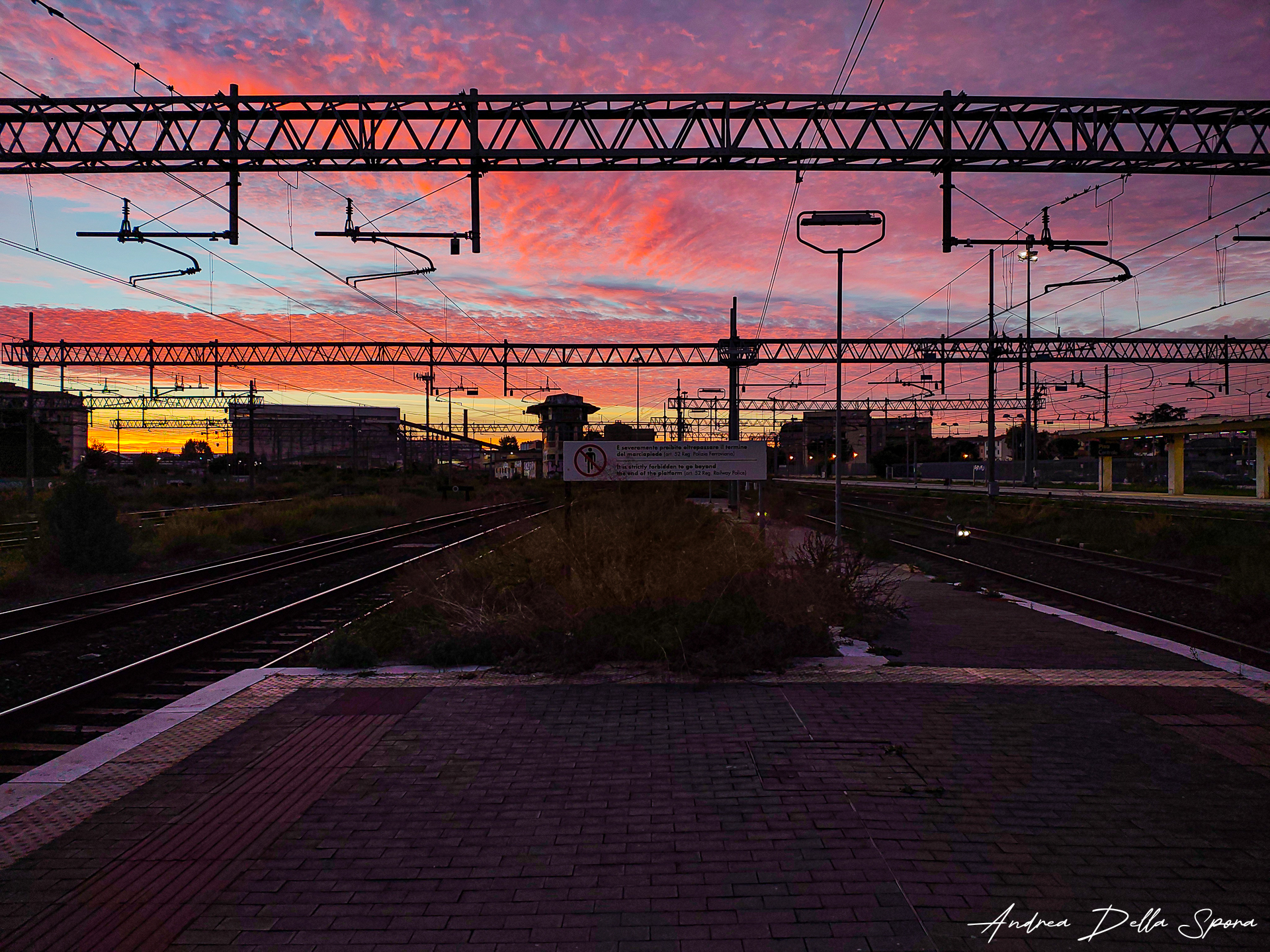 Tramonto alla stazione di Pisa: quando il cielo aspetta il treno con te